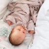 Set Estivo Neonato: Coperta, Telo, Pantaloncini e Cappellino - immagine 4