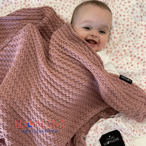 Copertina neonata in lana Merino premium colore Peonia, morbida e calda per l’inverno